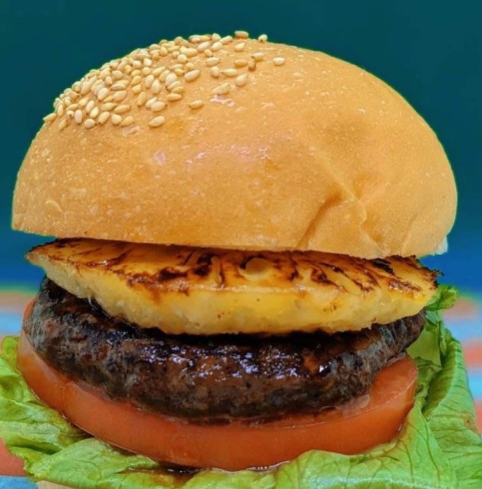 【大宜味村】アメリカンな外観にテンション上がる！『サニーデイズキッチン・オンザビーチ』で楽しむ沖縄素材バーガー